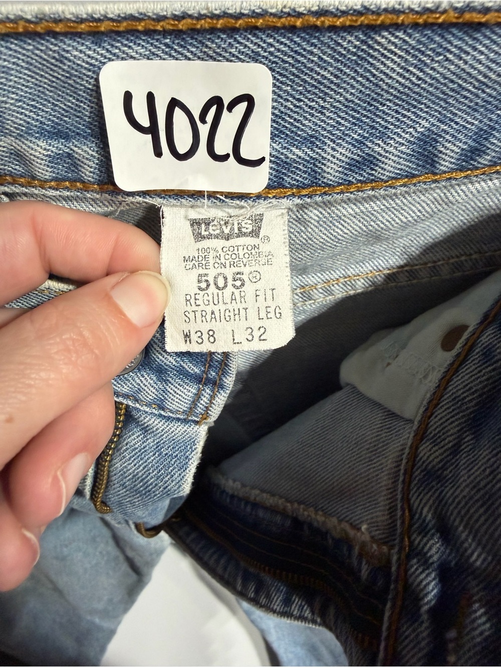 #4022- Men’s Levi Jeans